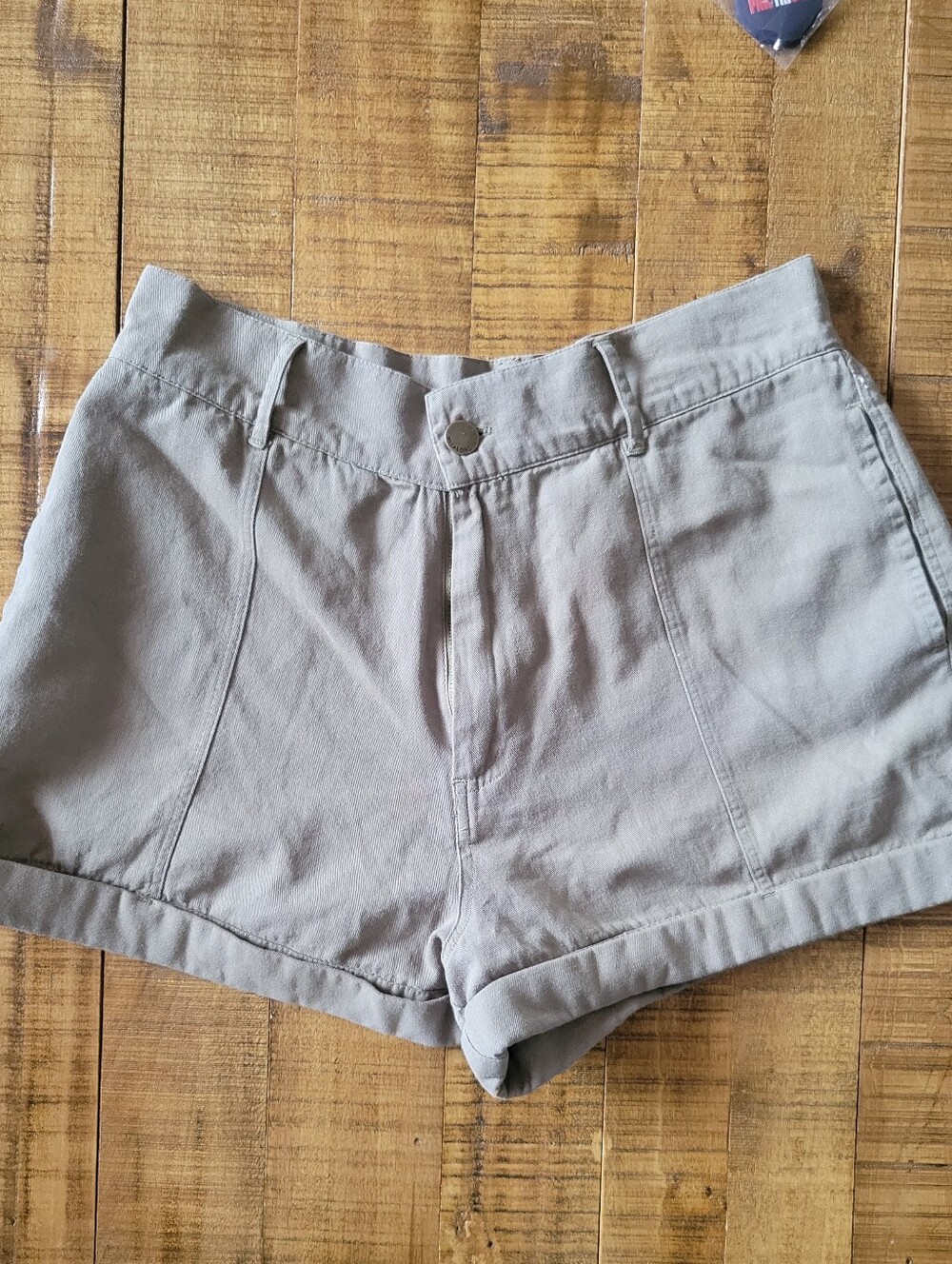 Billabong High-Waist Cuffed Shorts 29